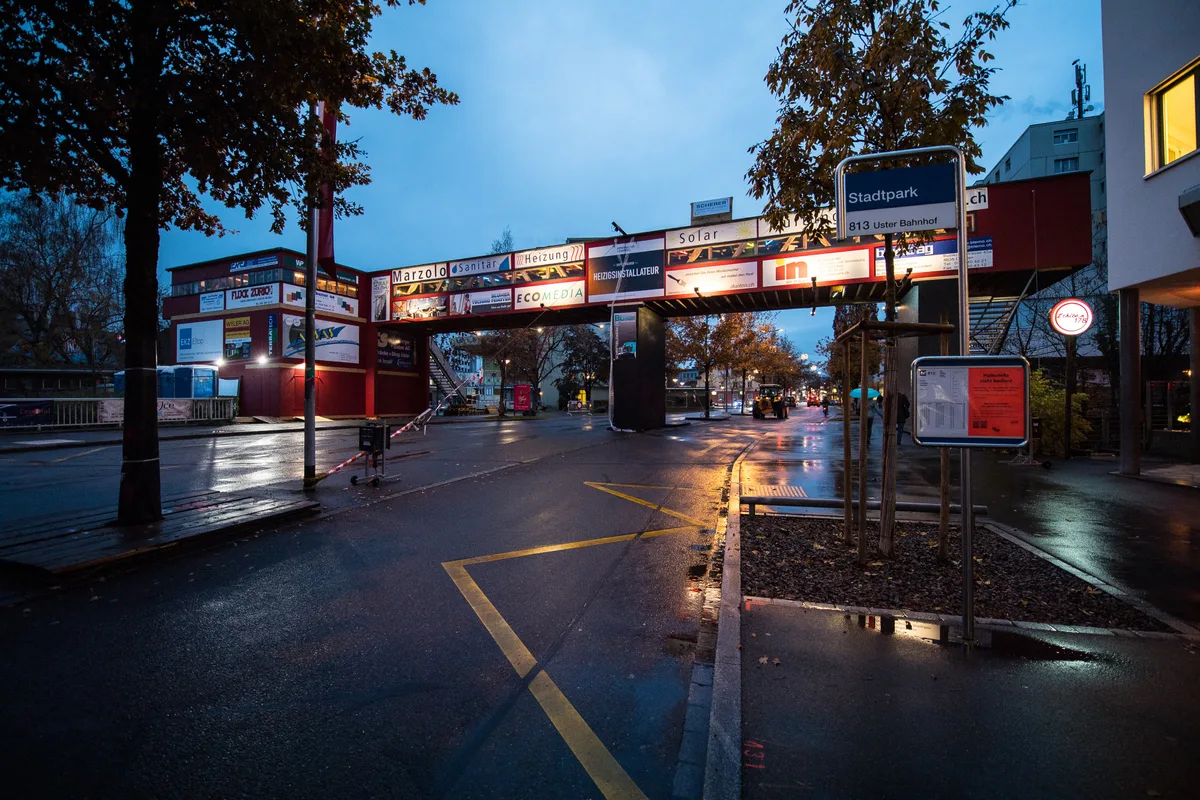 Uster Märt: Märtbalken über die Seestrasse 